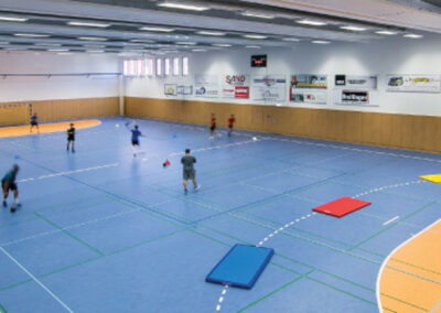 Doppelsporthalle im Gebäudekomplex des Sporthotels